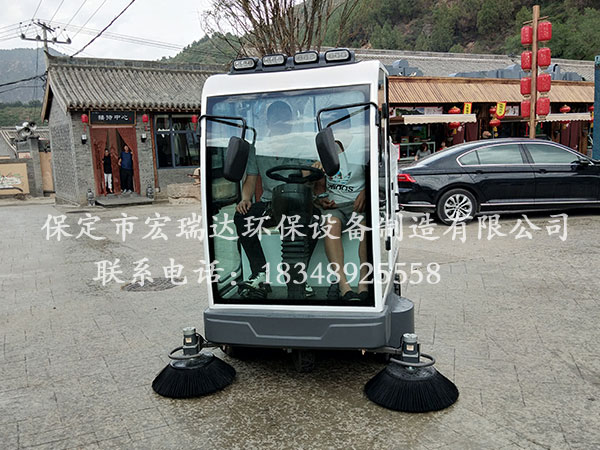 景區駕駛式掃地車(chē)宏瑞達2100—保定阜平駱駝灣景區使用案例