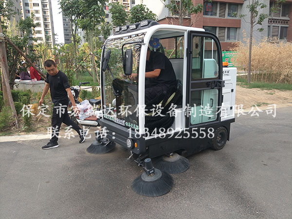 河北宏瑞達2000S電動(dòng)掃地車(chē)走進(jìn)阜平居民回遷區