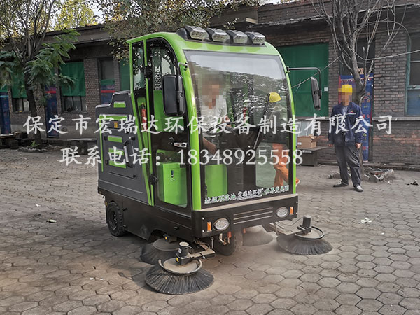 河北宏瑞達電動(dòng)掃地車(chē)2150在河南安陽(yáng)肥料廠(chǎng)上崗