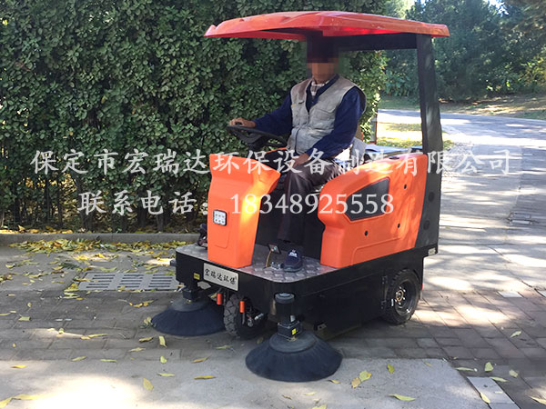 河北宏瑞達物業(yè)清掃車(chē)1450在鄭州人民公園上崗