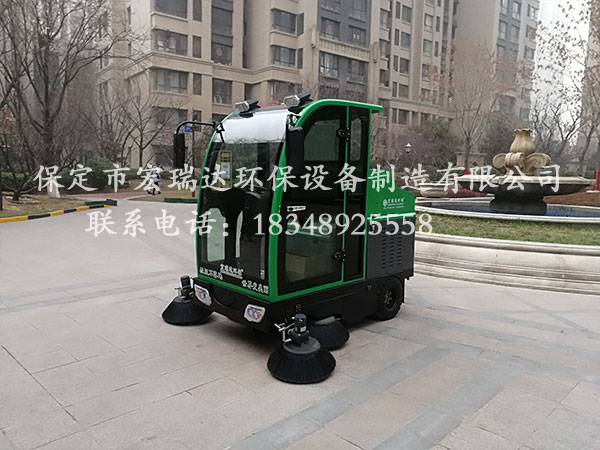 保定宏瑞達電動(dòng)掃地車(chē)在承德豐寧小區上崗