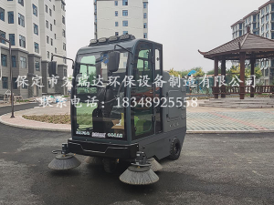 保定宏瑞達駕駛式清掃車(chē)在湖南懷化小區上崗